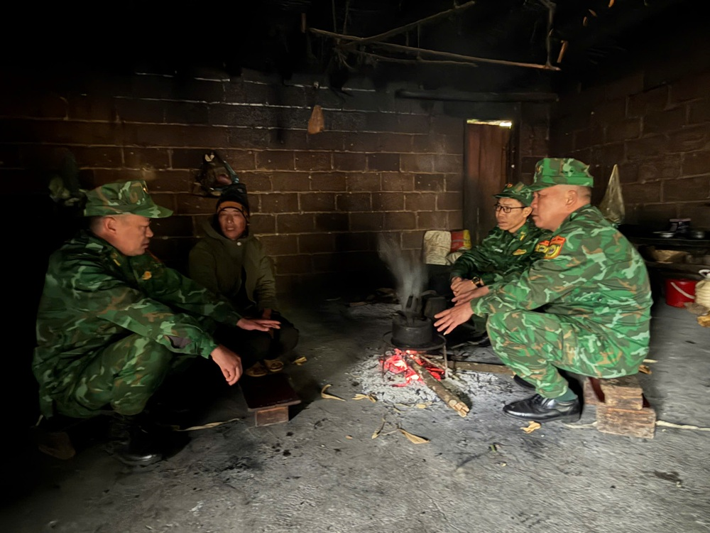 Sơn Vĩ (Tuyên Quang): Bộ đội Biên phòng đến nhà dân tuyên truyền chống rét