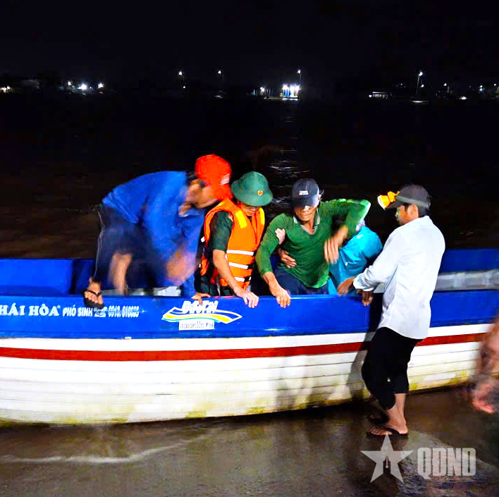 Bộ đội Biên phòng Cà Mau hỗ trợ thuyền viên bị co giật, nghi nhồi máu cơ tim