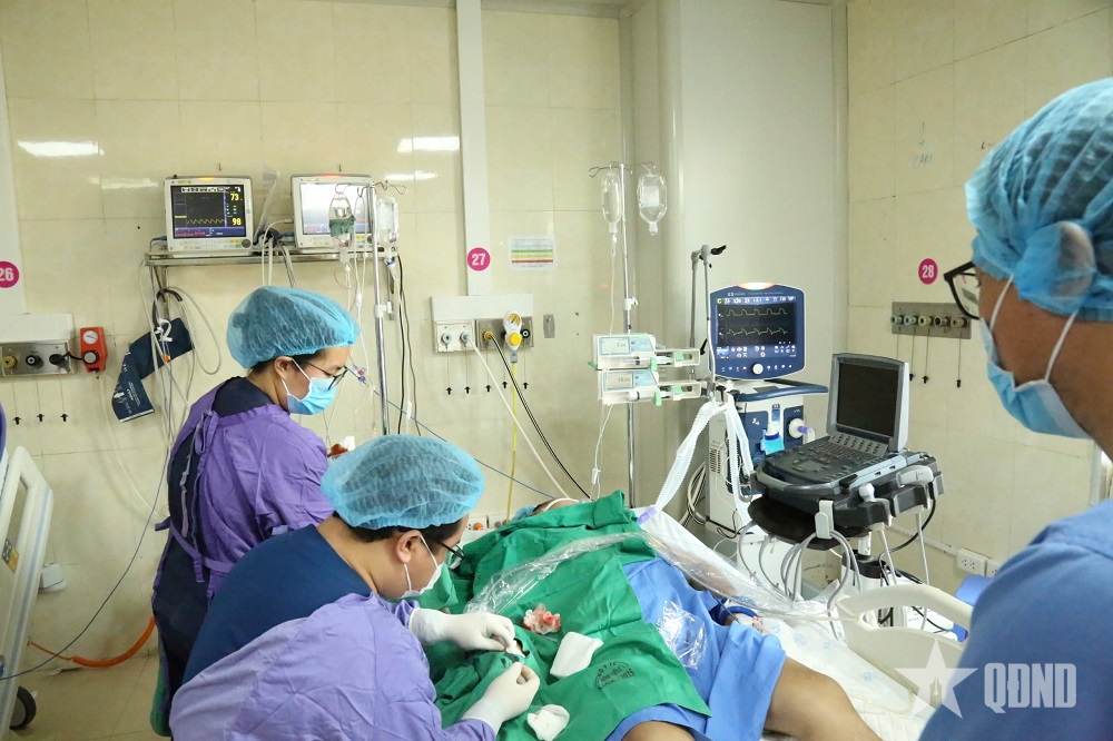 Bệnh viện Bỏng Quốc gia Lê Hữu Trác cử chuyên gia cao cấp hỗ trợ cấp cứu 15 nạn nhân vụ cháy phố Trần Cung