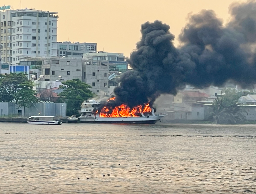 TP Hồ Chí Minh: Ngọn lửa thiêu rụi du thuyền trên sông Sài Gòn