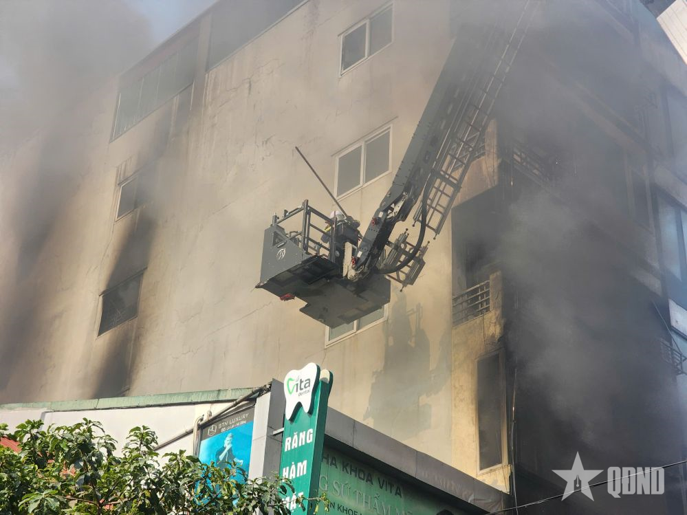 Hà Nội: Cháy nhà dân ở phố Lê Lợi, có người mắc kẹt