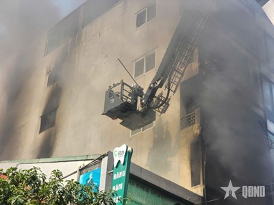 Gallery - 	Hà Nội: Cháy nhà dân ở phố Lê Lợi, có người mắc kẹt
