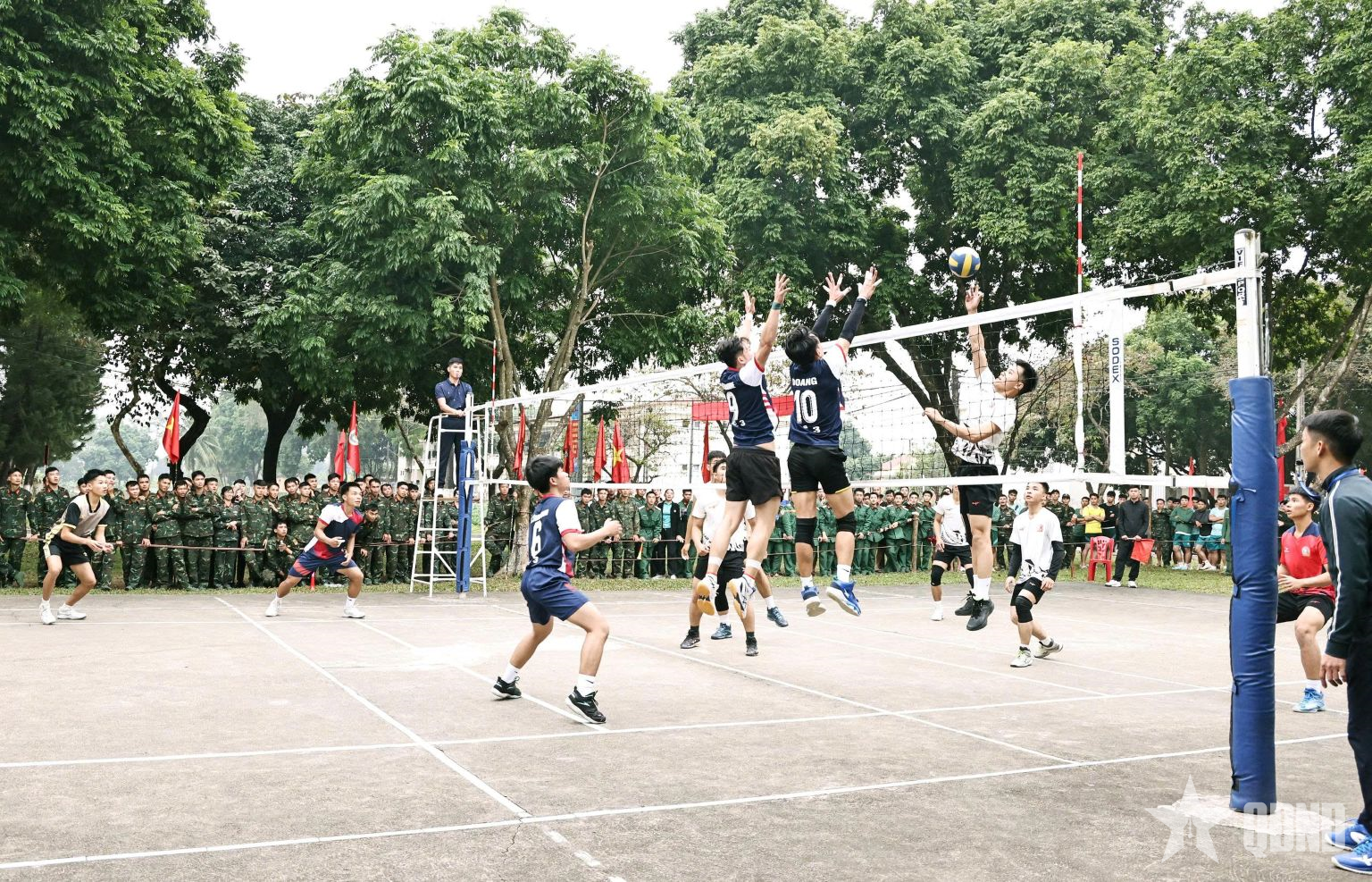 Cú bật cao của học viên cử tuyển và học viên Lào đưa Hệ 3 vô địch