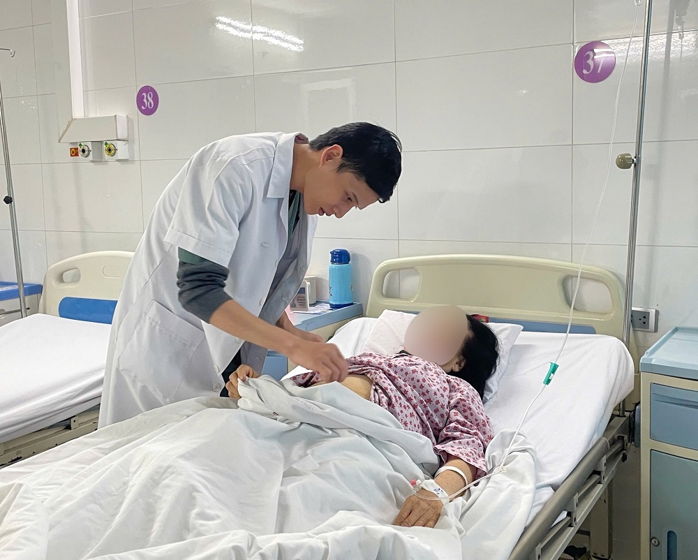 Bệnh viện Thanh Nhàn: Phẫu thuật thành công khối u buồng trứng gần 3kg cho cụ bà 78 tuổi 