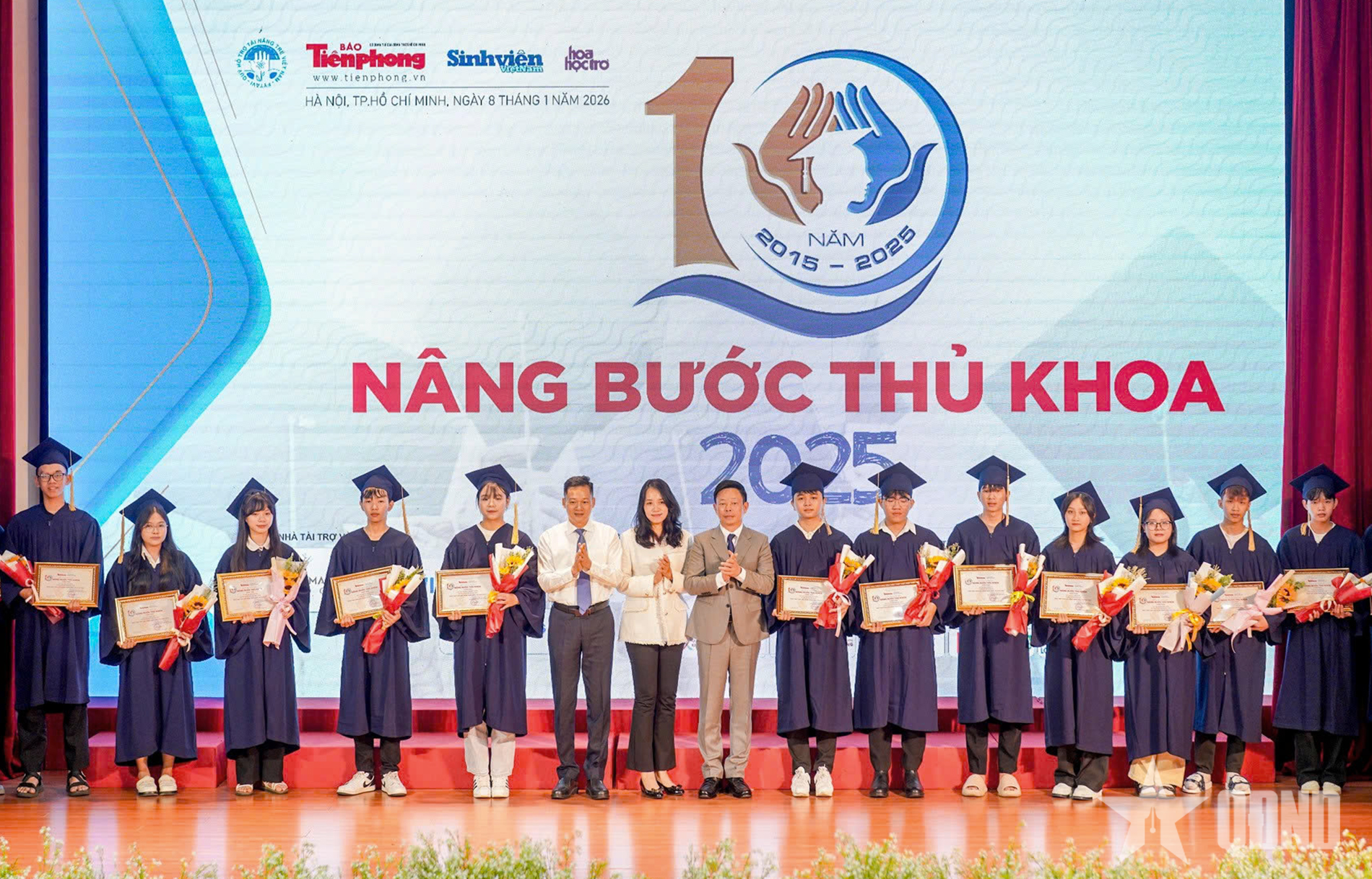 Trao học bổng Nâng bước thủ khoa tặng 120 tân sinh viên
