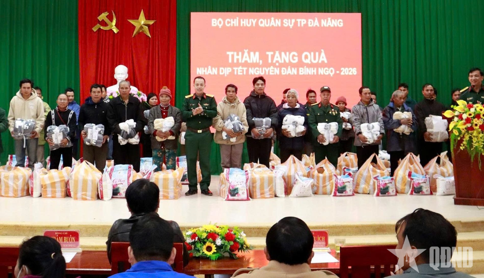 Bộ CHQS TP Đà Nẵng thăm, tặng quà nhân dân xã Hùng Sơn