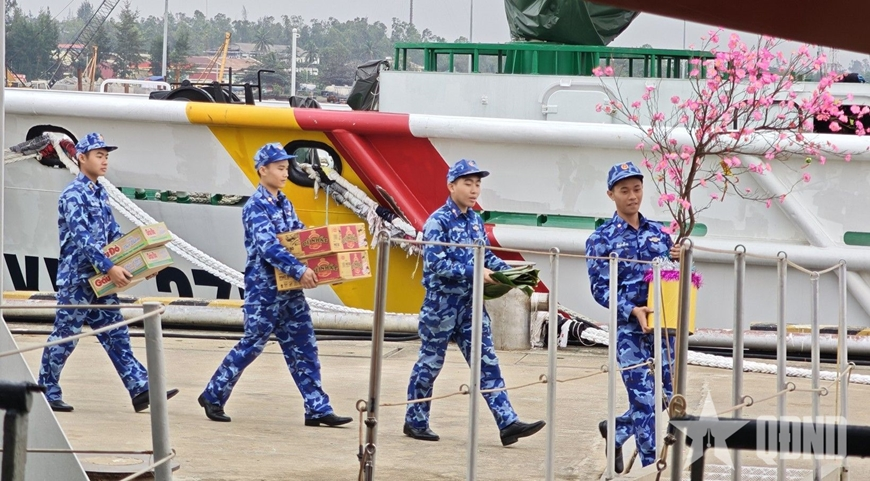 Tàu Cảnh sát biển 8002 lên đường thực hiện nhiệm vụ trực Tết