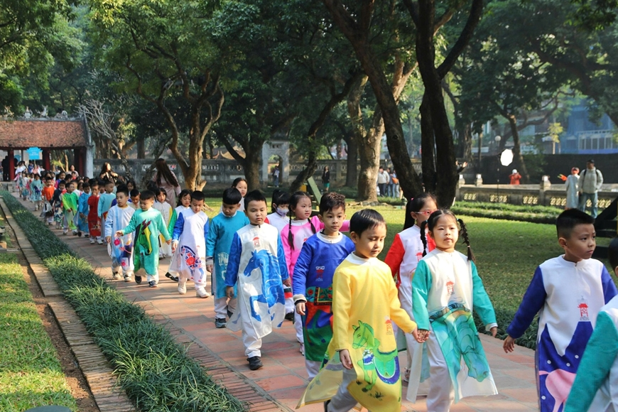 950 học sinh tiểu học diễu hành “Gieo mầm Đạo học cho thế hệ tương lai”