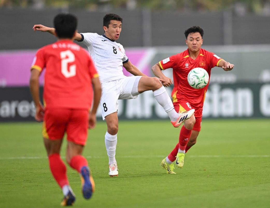 Đánh bại U23 Kyrgyzstan 2-1, U23 Việt Nam sáng cửa vào tứ kết