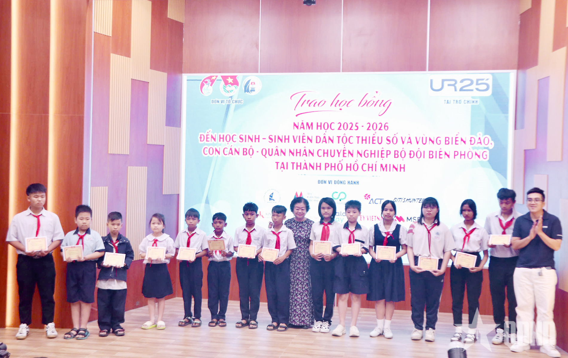 Trao học bổng Vừ A Dính tặng học sinh, sinh viên tại TP Hồ Chí Minh