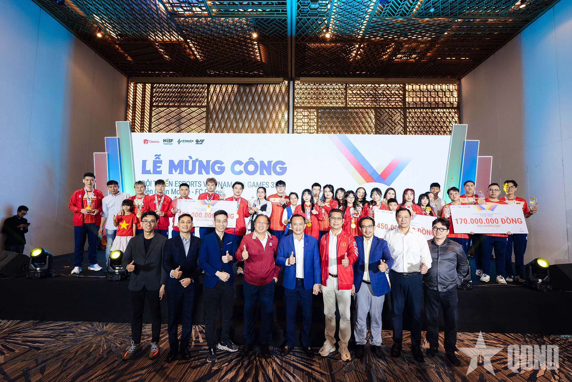 Đội tuyển thể thao điện tử Việt Nam mừng công SEA Games 33

