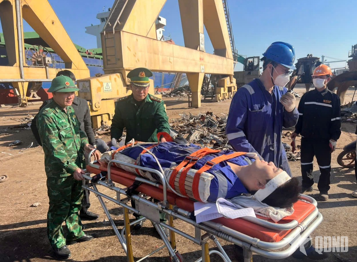 Bộ đội Biên phòng phối hợp đưa thuyền viên nước ngoài bị tai nạn lao động đi cấp cứu