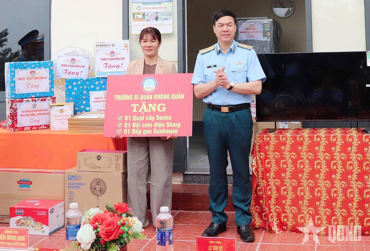 Trường Sĩ quan Không quân bàn giao 2 ngôi nhà trong “Chiến dịch Quang Trung” 