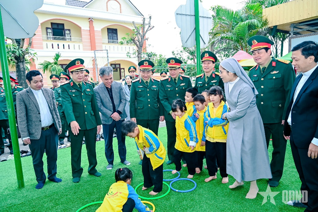 Bộ CHQS tỉnh Hà Tĩnh: Đồng hành chia sẻ với những mảnh đời kém may mắn