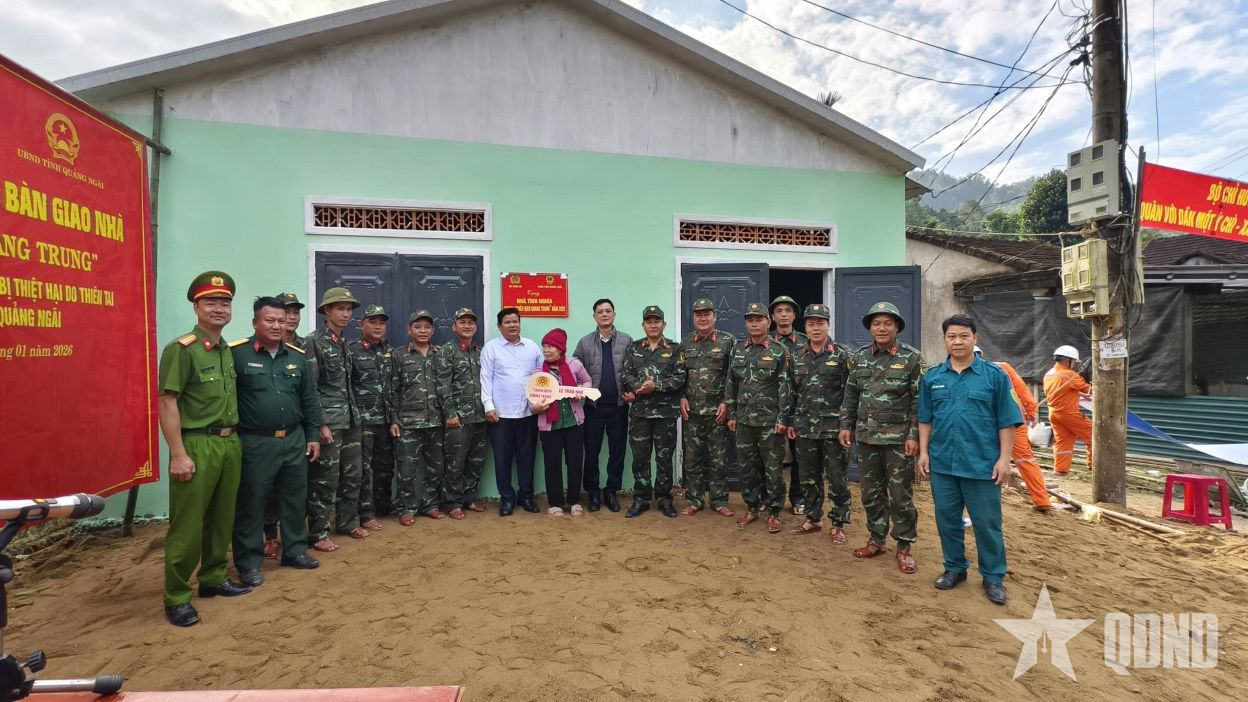 Ban chỉ huy Phòng thủ khu vực 1 -  Sơn Tịnh bàn giao 6 căn nhà cho người dân xã Tây Trà