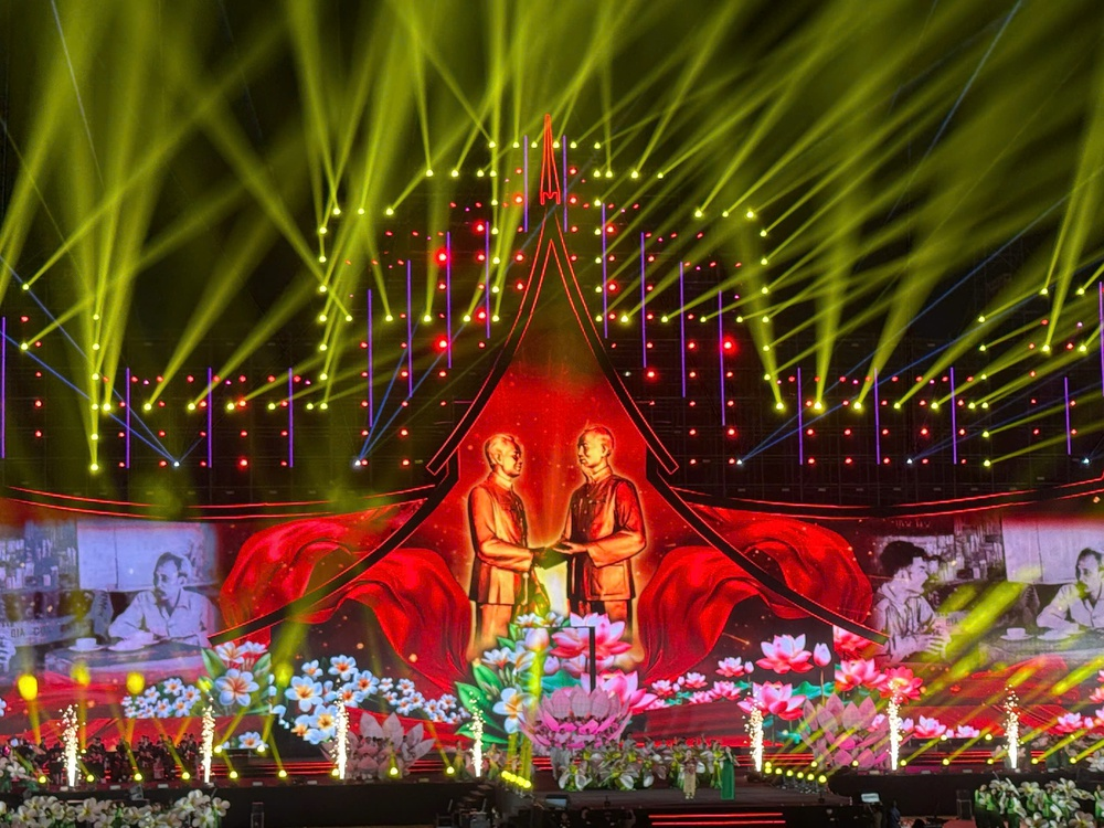 Đêm nghệ thuật thăng hoa của tình hữu nghị Việt - Lào: Mãi mãi xanh tươi, đời đời bền vững

