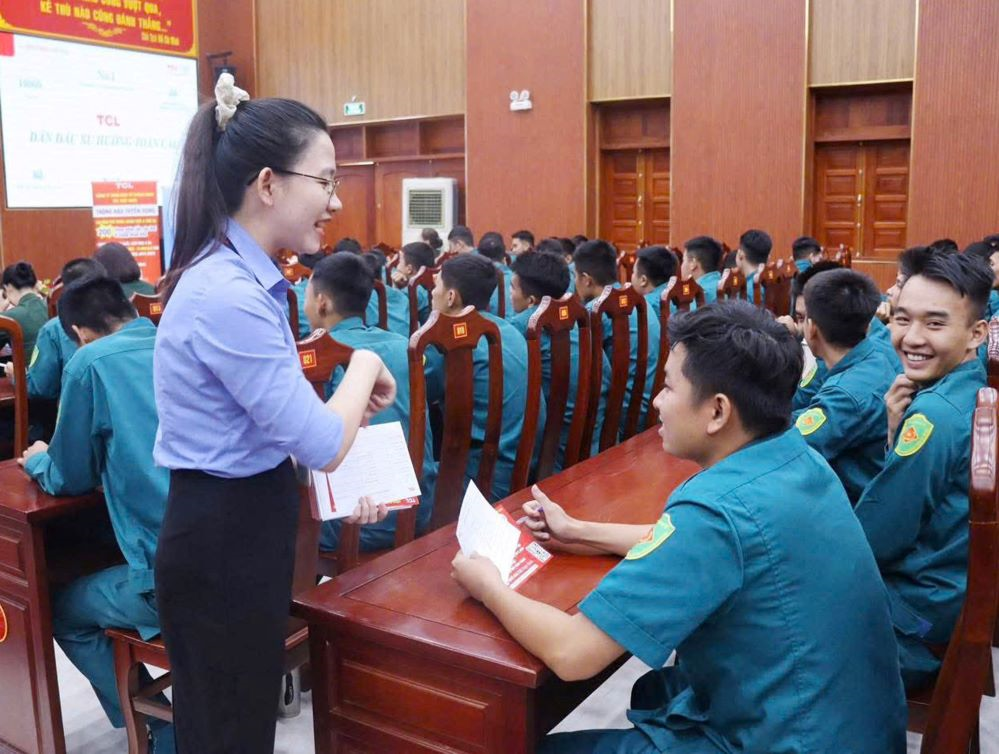 Giới thiệu việc làm, khích lệ thanh niên nhập ngũ
