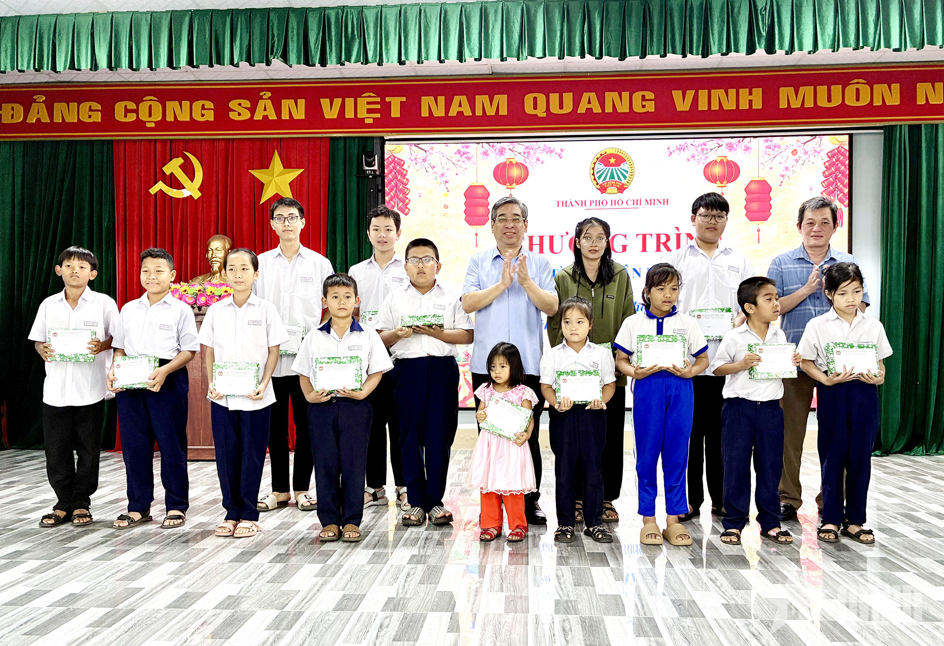 TP Hồ Chí Minh: Tặng thẻ bảo hiểm y tế, quà Tết đến hộ dân có hoàn cảnh khó khăn 