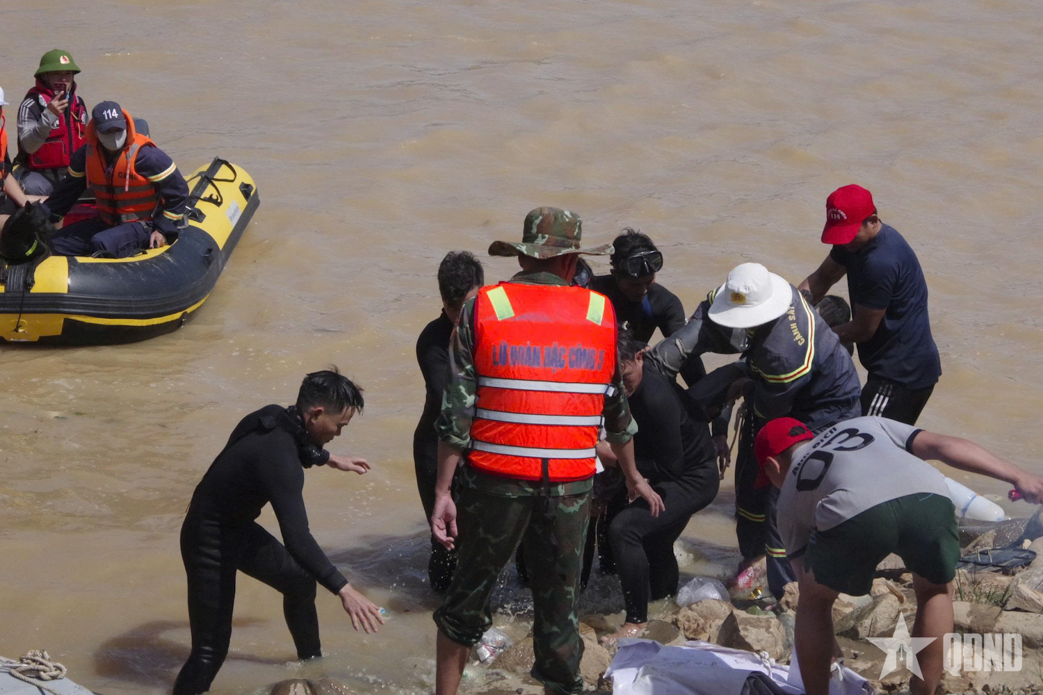Lữ đoàn Đặc công nước 5 phối hợp cùng các lực lượng tìm kiếm người mất tích