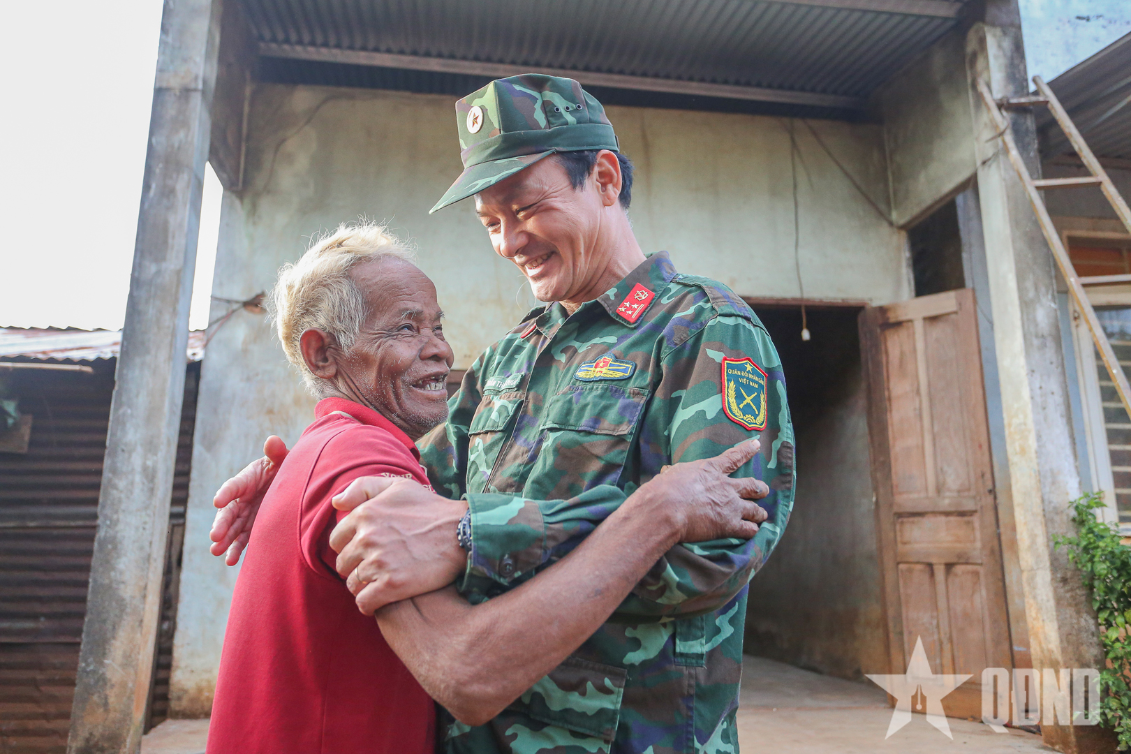 Quân khu 7: Bộ đội Hóa học mang bình yên về bản Mạ