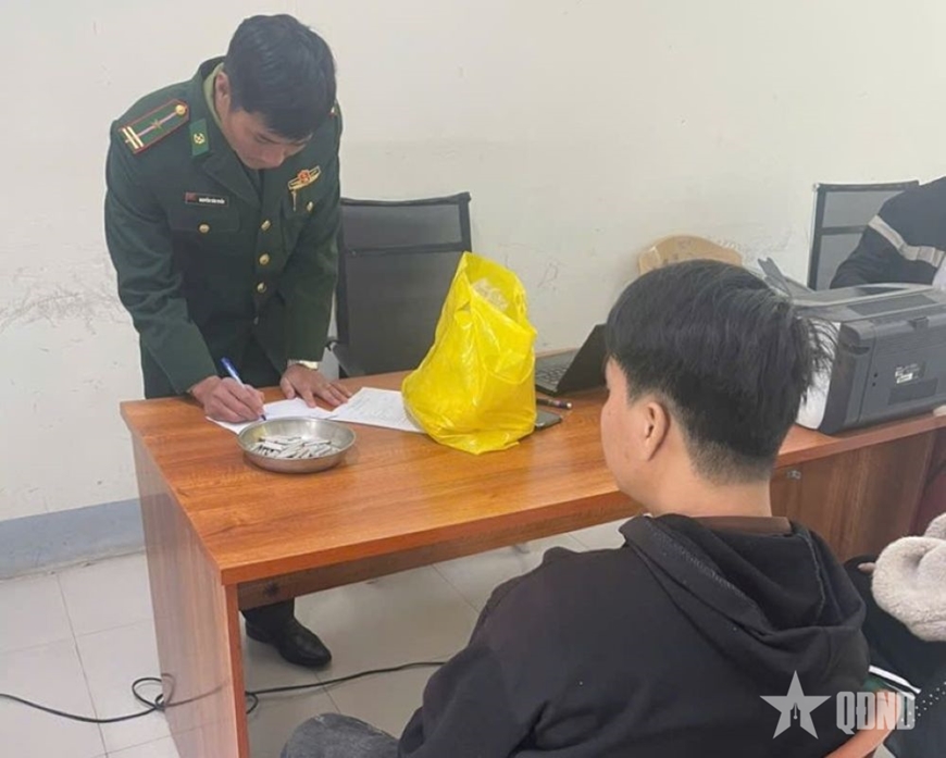 Biên phòng Nghệ An: Phát hiện, thu giữ thuốc nổ, kíp nổ trên tàu cá