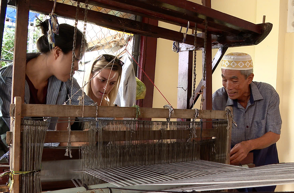 “Sợi nhớ, sợi thương” bên dòng sông Hậu