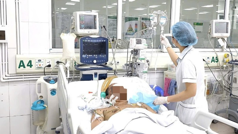 Nguy kịch vì biến chứng thủy đậu lây từ con