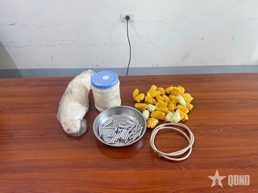 Biên phòng Nghệ An: Phát hiện, thu giữ thuốc nổ, kíp nổ trên tàu cá