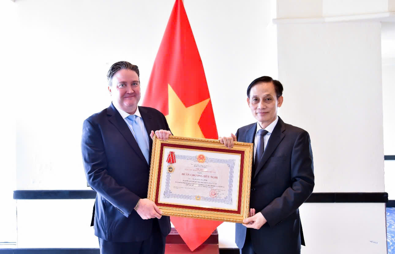 Bộ trưởng Bộ Ngoại giao Lê Hoài Trung trao Huân chương Hữu nghị tặng Đại sứ Hoa Kỳ Marc Knapper