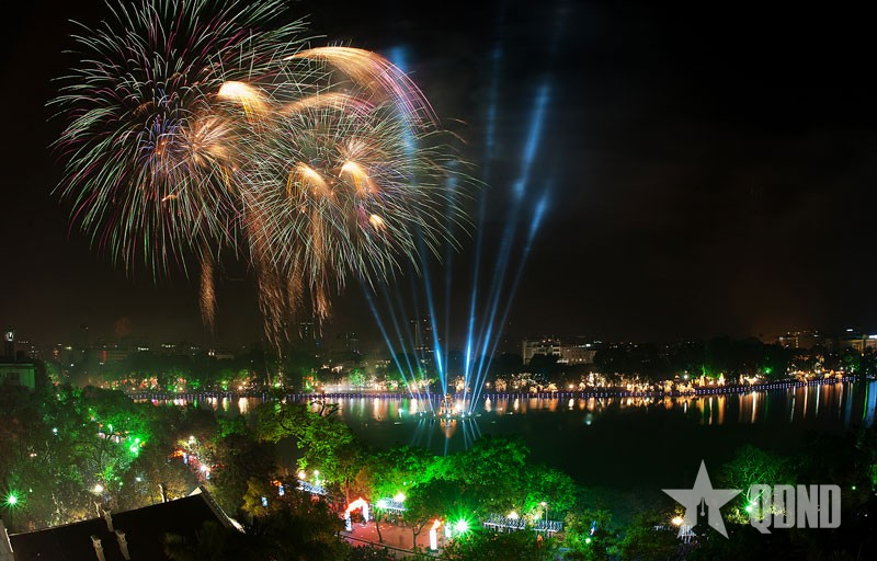 Bắn pháo hoa hỏa thuật 30 phút chào mừng Đại hội XIV của Đảng