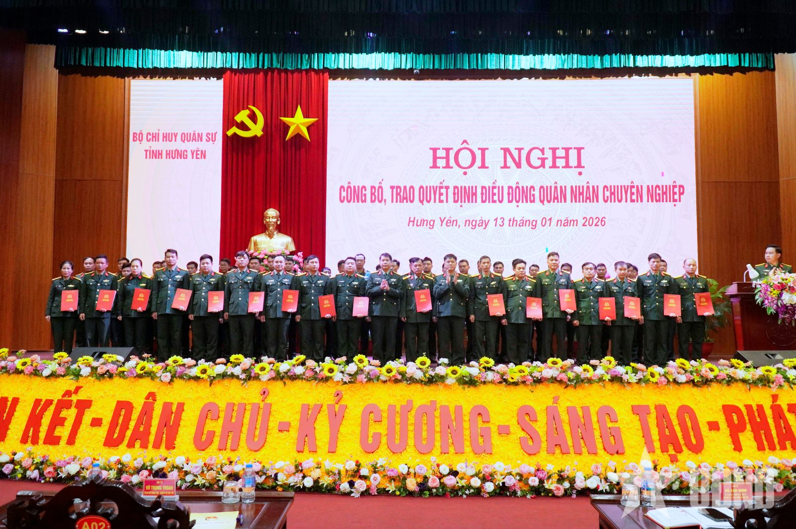 Bộ CHQS tỉnh Hưng Yên trao Quyết định điều động quân nhân chuyên nghiệp về Ban chỉ huy quân sự xã, phường