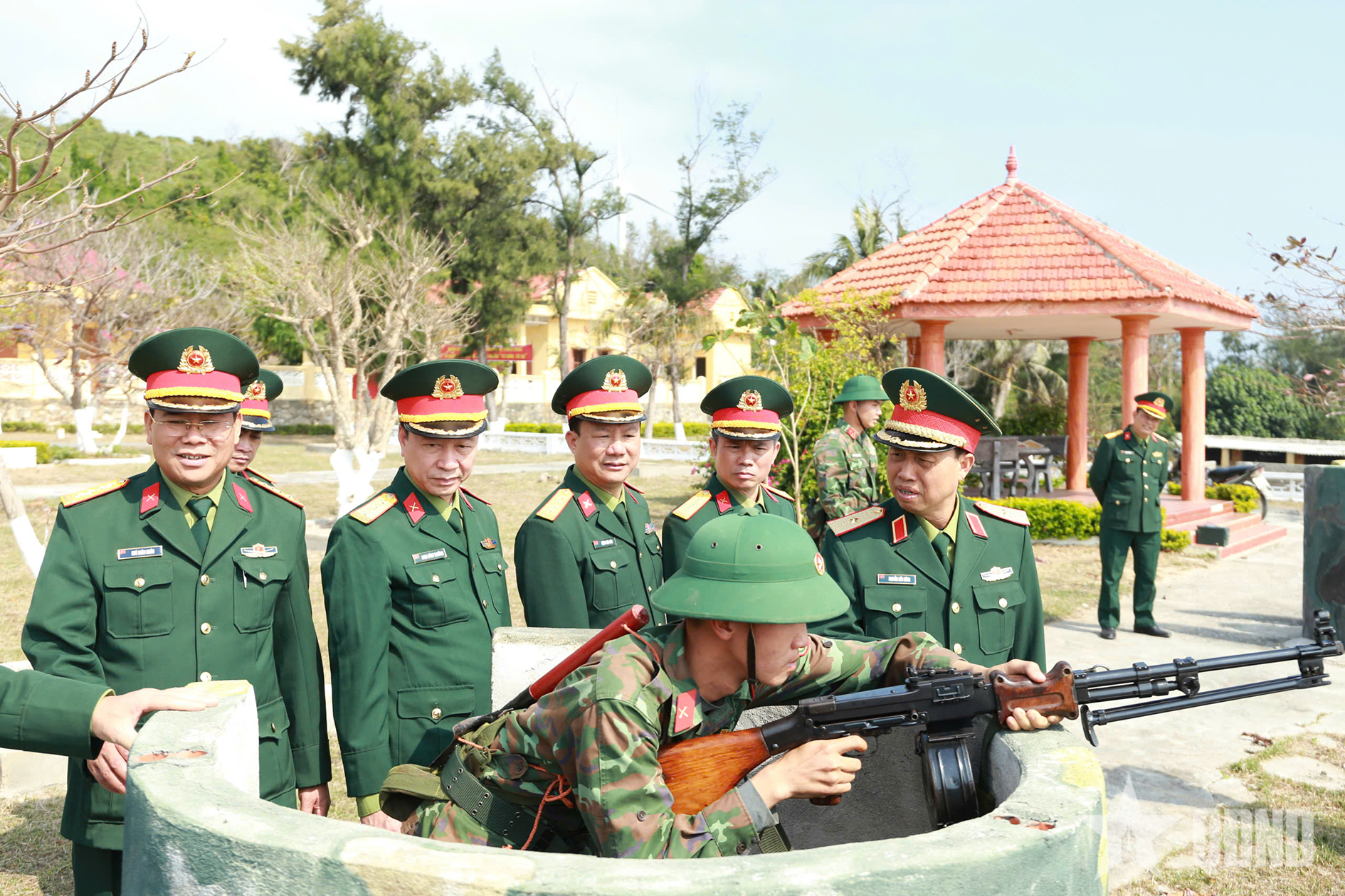 Tích cực luyện tập các phương án sẵn sàng chiến đấu, bảo vệ đơn vị