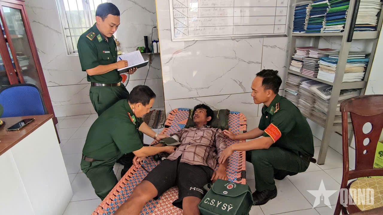 Cà Mau: Kịp thời ứng cứu 3 ngư dân gặp nạn trên biển