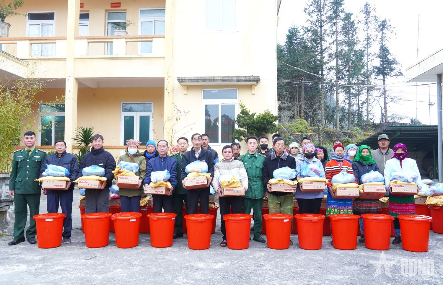 Xuân Biên phòng - Ấm lòng dân bản: Mang Tết trọn vẹn đến đồng bào vùng biên Tuyên Quang

