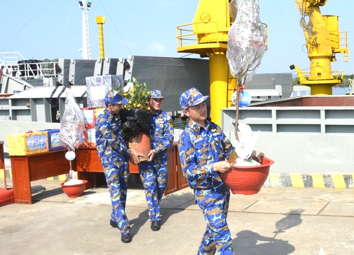 Vùng 2 Hải quân: Gửi tình cảm đất liền tới biển, đảo xa xôi