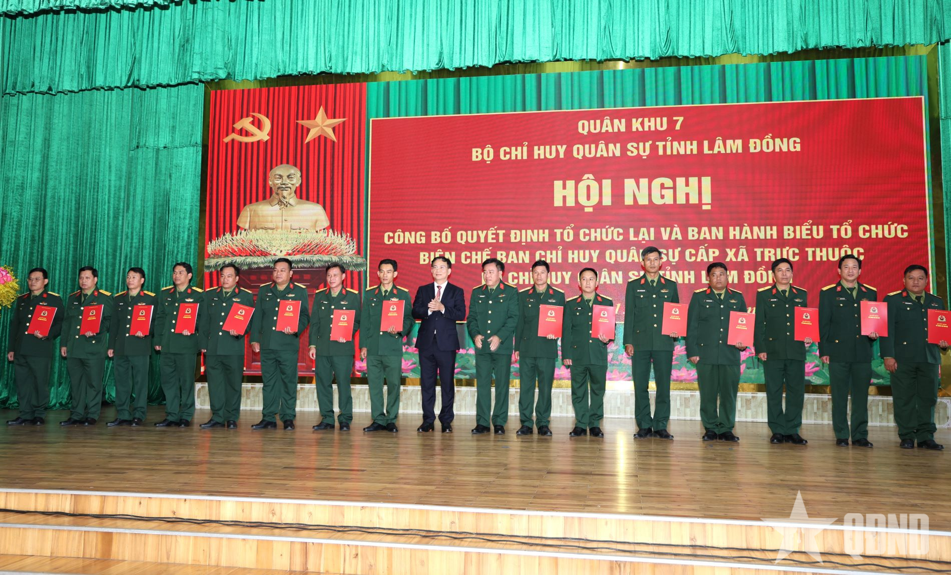 Lâm Đồng: Công bố quyết định tổ chức lại Ban chỉ huy quân sự cấp xã