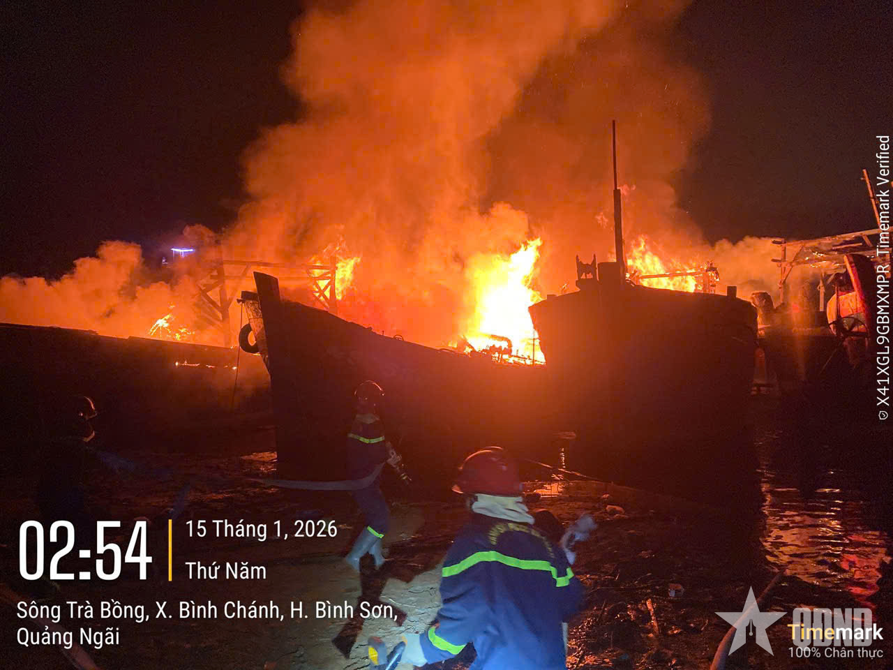 Quảng Ngãi: 4 tàu cá bị cháy hư hại nặng khi neo tại bến sông Trà Bồng