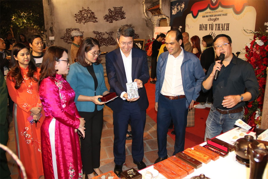 Khai mạc triển lãm nghệ thuật “Chuyện đình Vũ Thạch với tổ nghề chạm khảm”

