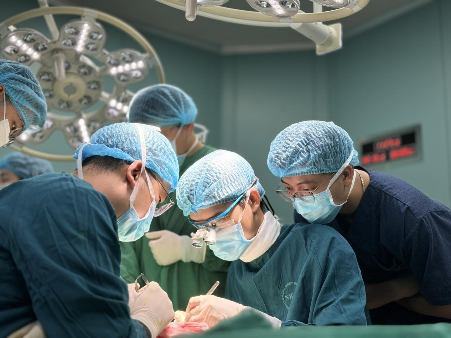 Cứu sống một phần ba vành tai gần đứt rời bằng kỹ thuật tạo hình hiện đại