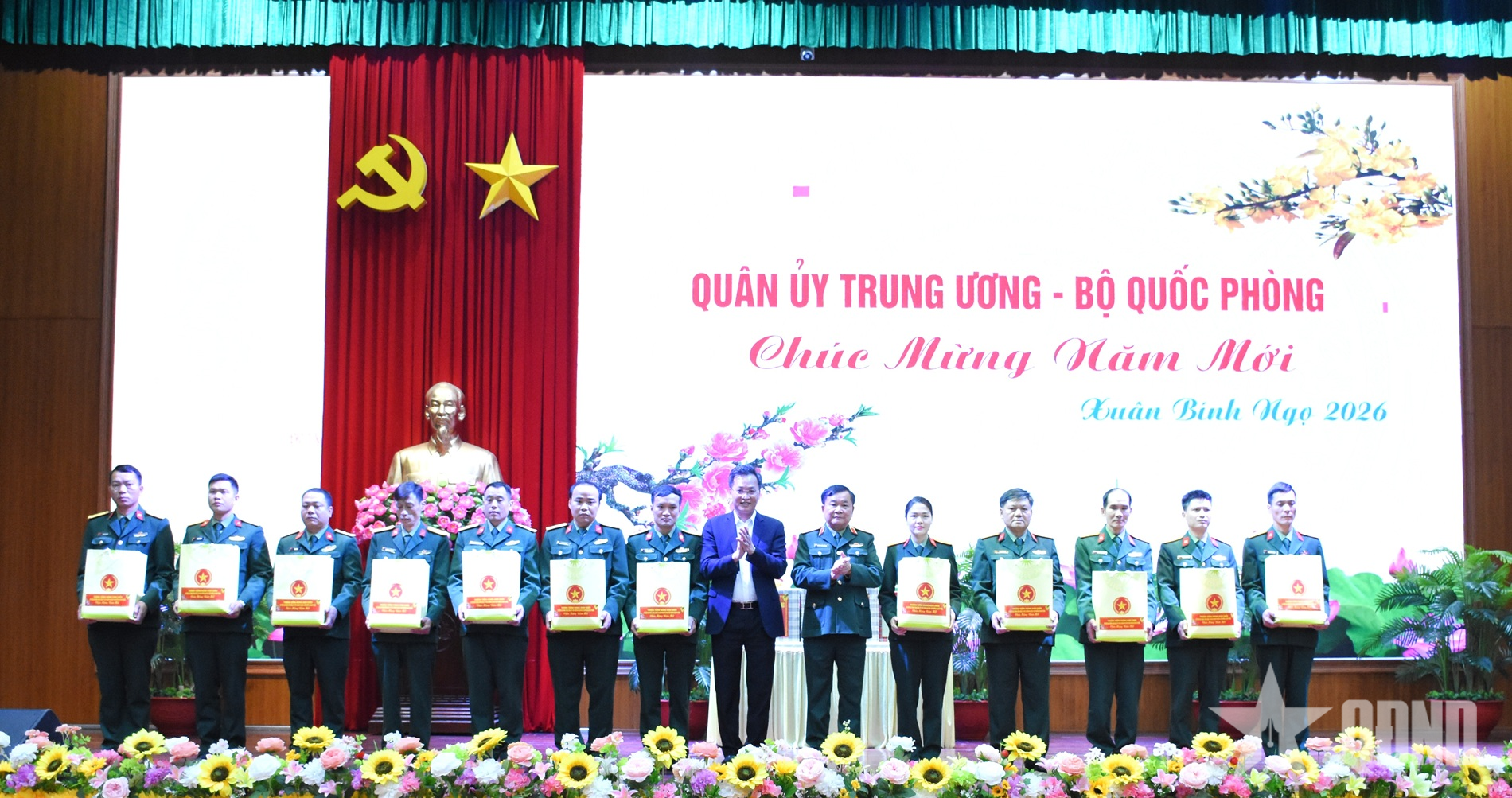 Thượng tướng Hoàng Xuân Chiến thăm, kiểm tra, tặng quà một số đơn vị