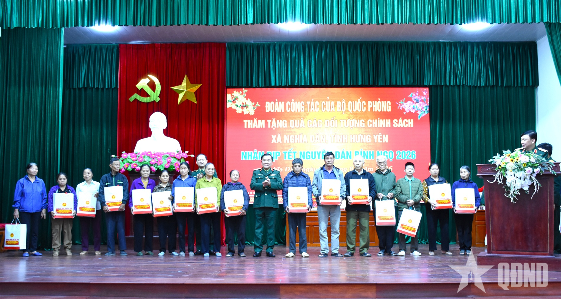 Thượng tướng Hoàng Xuân Chiến thăm, tặng quà các đối tượng chính sách xã Nghĩa Dân