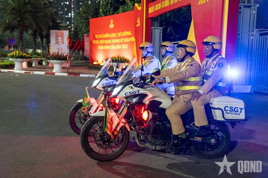 <p style="text-align: justify;"><span style="color:#2980b9;">CSGT bảo đảm an ninh trật tự, an toàn giao thông trên tuyến Đại lộ Thăng Long.</span></p>