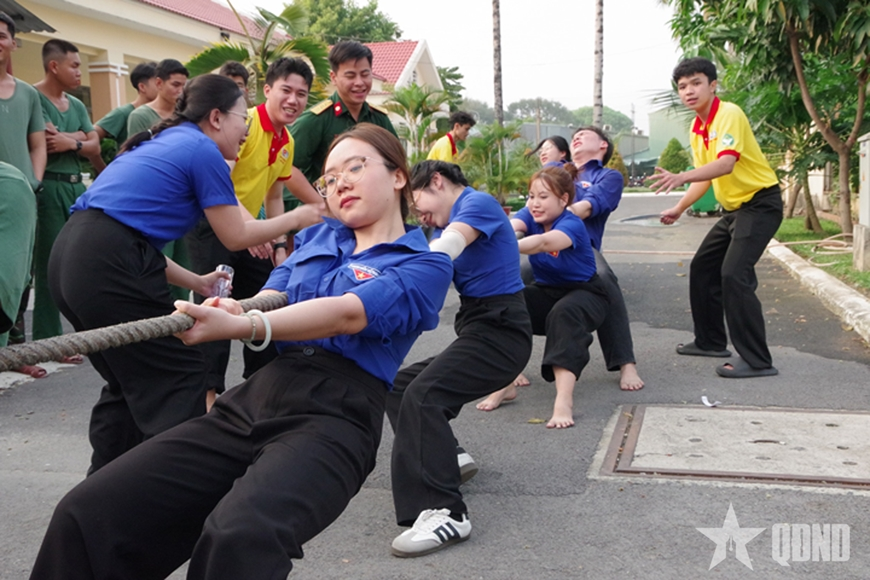 Sinh viên vào doanh trại cùng vui 