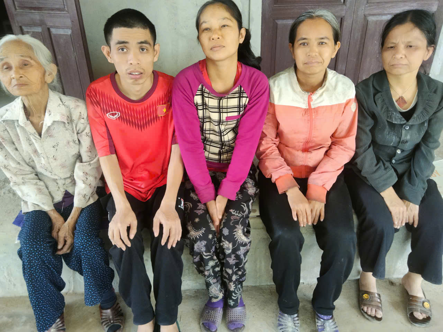 Nghĩa tình đồng đội: Vợ cựu chiến binh nuôi 4 con tâm thần

​