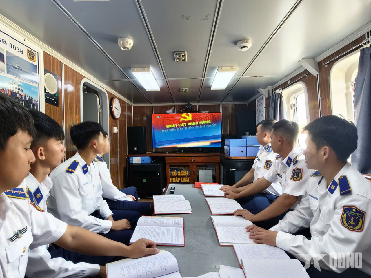 Cán bộ, chiến sĩ Tàu CSB 4038 tổ chức học tập, quán triệt và theo dõi Đại hội Đảng