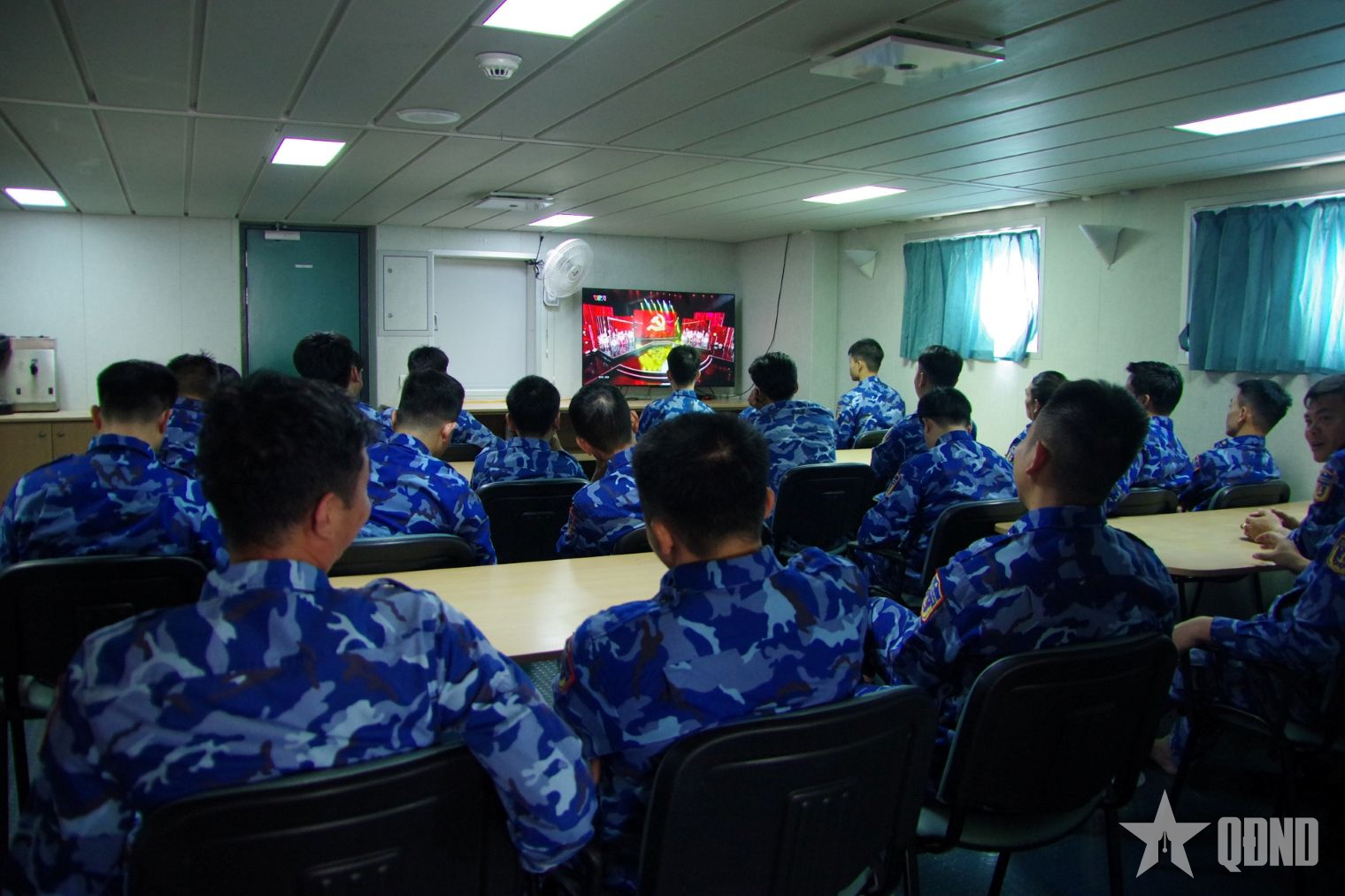 Giữa biển khơi, cán bộ, chiến sĩ trọn niềm tin hướng về Đại hội XIV của Đảng