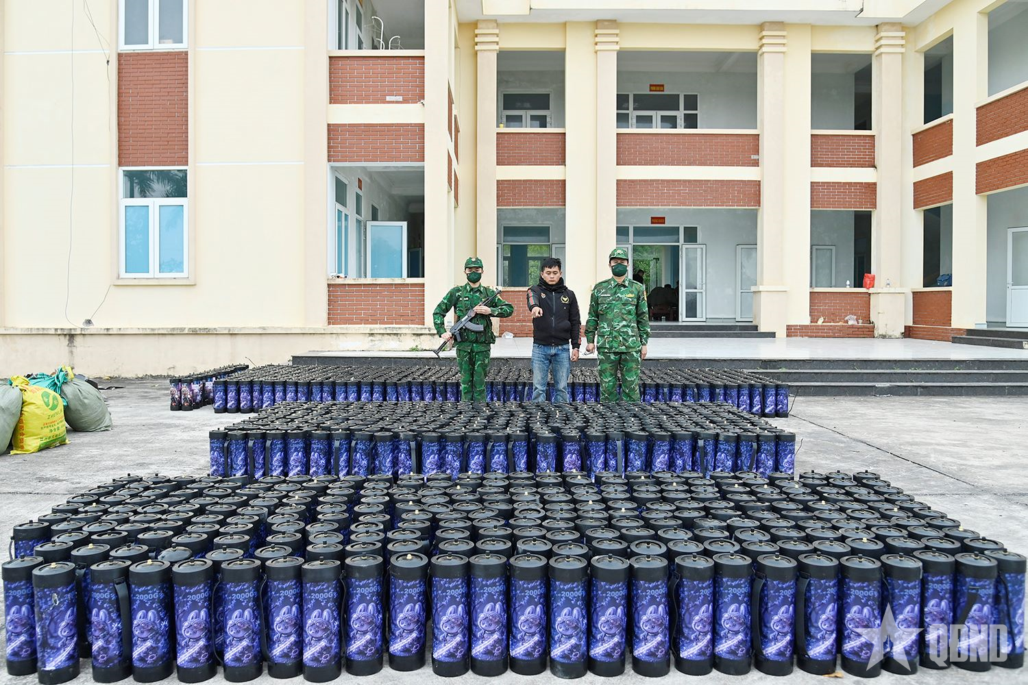 Bộ đội Biên phòng tỉnh Quảng Ninh bắt giữ vụ vận chuyển số lượng lớn bình khí cười

