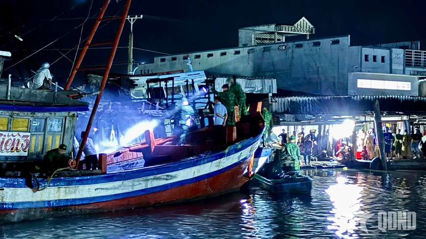 Cà Mau: Đồn Biên phòng Cái Đôi Vàm hỗ trợ người dân chữa cháy tàu cá