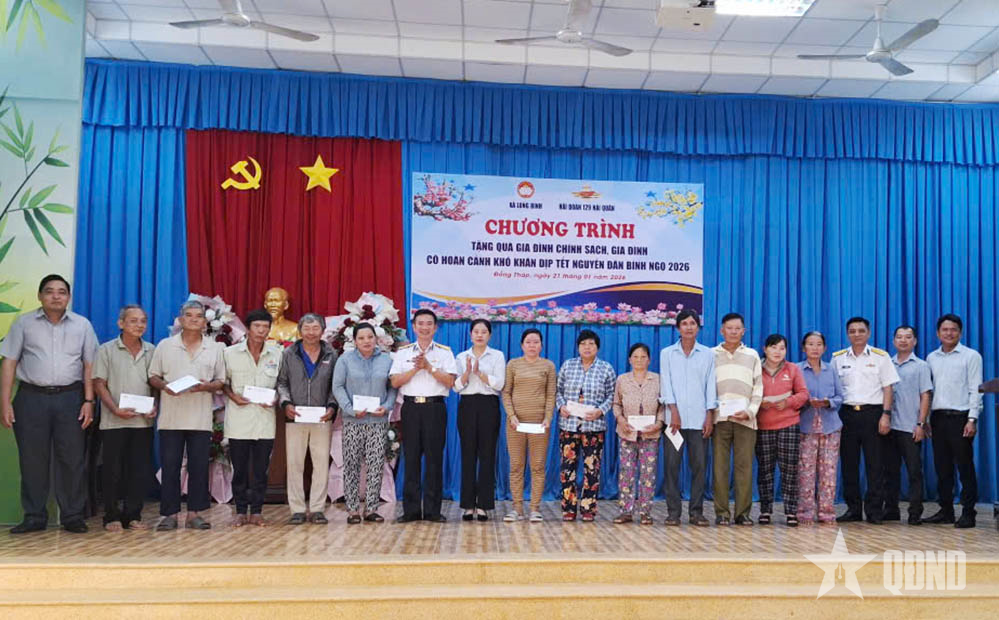 Hải đoàn 129 tặng quà gia đình chính sách, học sinh tại Đồng Tháp