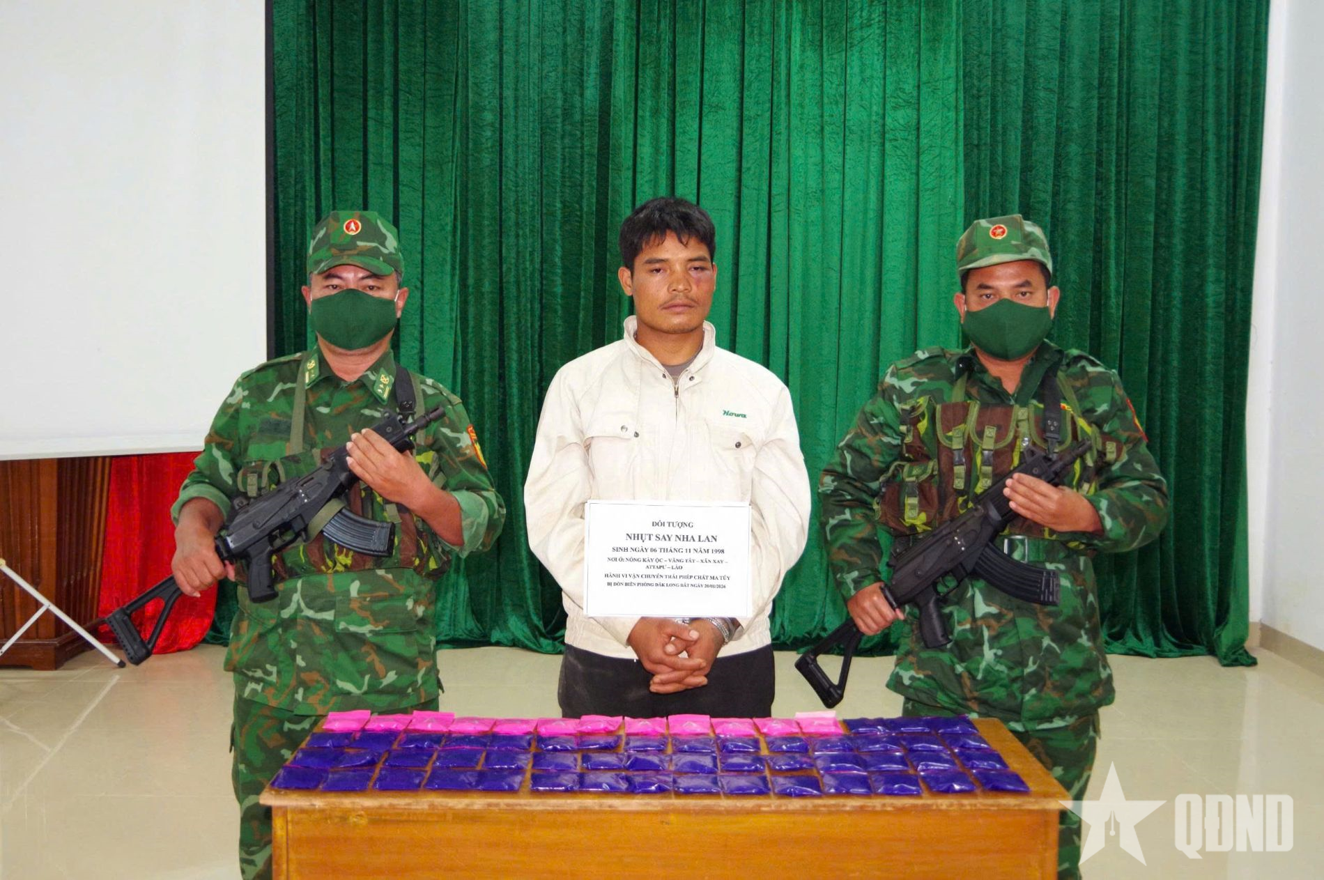 Bắt giữ người nước ngoài vận chuyển hơn 12.000 viên ma túy